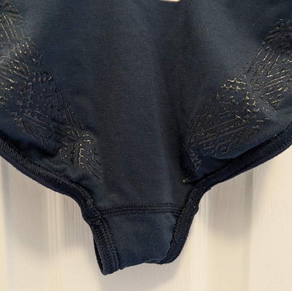 Ivivva Bodysuit Size 6 navy (Lululemon Kids) - Picture 6 of 8